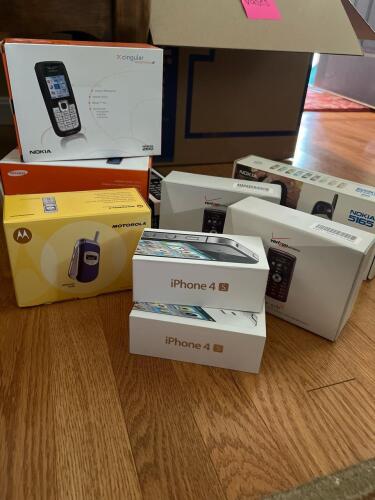 Lot of Vintage & Retro Mobile Phones: Apple iPhone 4S, Nokia, LG enV3, Motorola