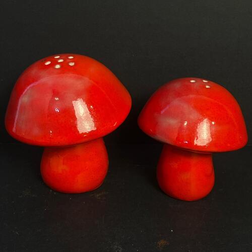 Vintage Vibrant Orange-Red Glaze Ceramic Mushroom Salt and Pepper Shakers (CG)