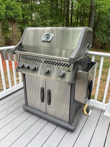 Napoleon Rogue 525 4-Burner Propane Gas Grill