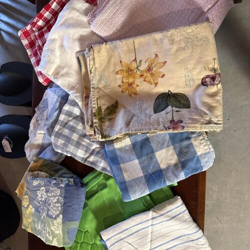Assorted Kitchen Linens