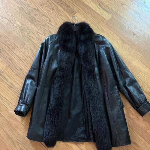 Vintage Women's Black Leather Jacket with Fur Trim &ndash; Approx. Large