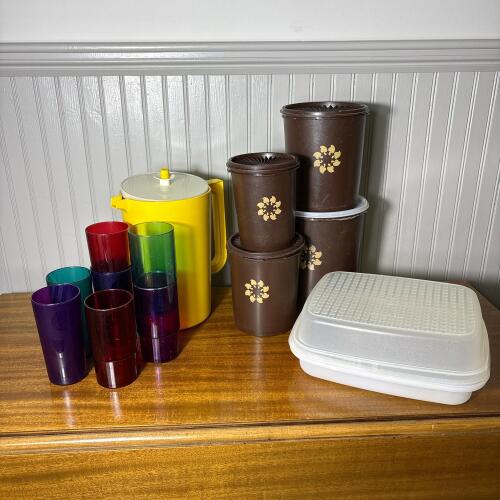 15 Piece Collection of Vintage Tupperware