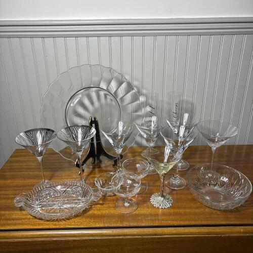 Sixteen Piece Mixed Glassware Lot