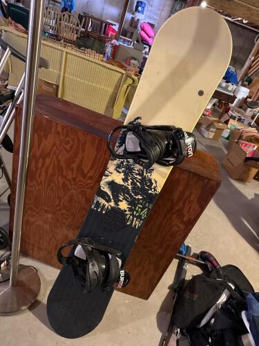 Mondo Snow Peak All-Mountain Snowboard with Burton Bindings