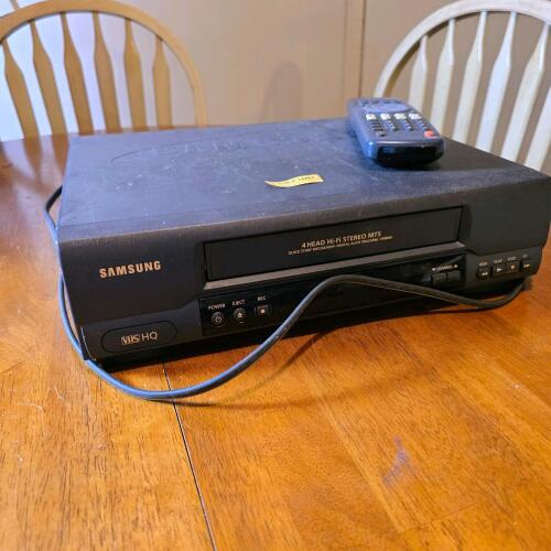 Samsung VR8608 4-Head VHS VCR with Hi-Fi Stereo, Remote, Auto Tracking, Composite/RF Inputs