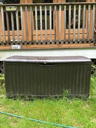 Large Suncast Deck Box, Cushions Included