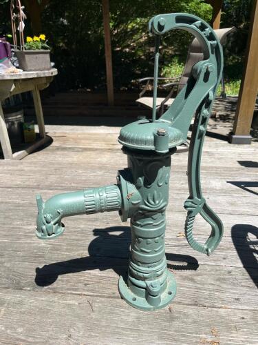 Green Cast Iron Hand Water Pump Frog Motif Spout with Surface-Mount