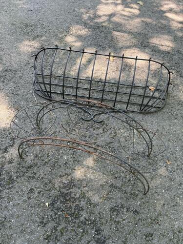 Metal Garden Plant Set &ndash;Wall Basket & Curved Plant Stand