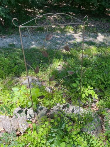 Decorative Metal Garden Trellis with Leaf Design