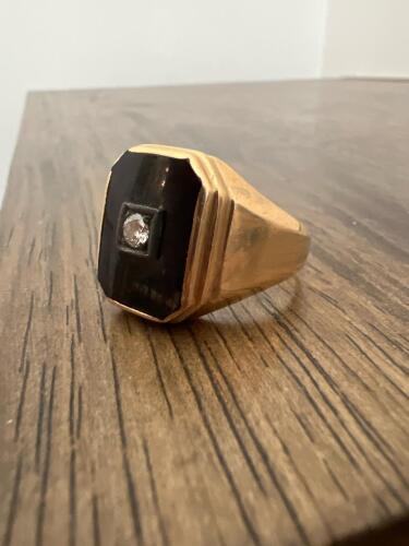 14K Gold Men&rsquo;s Signet Ring with Black Onyx