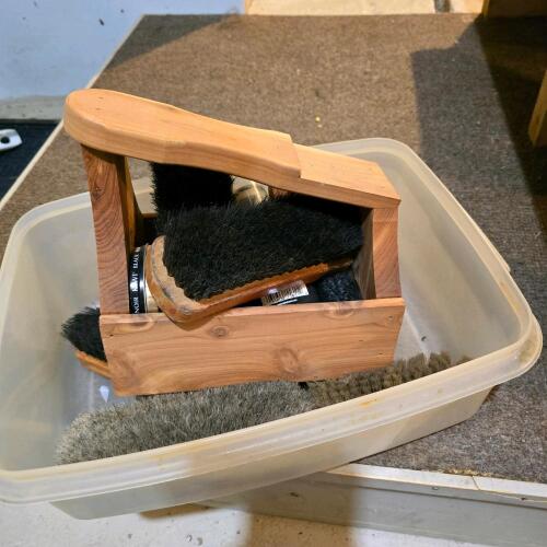 Wood Shoe Polishing Kit &ndash; 4 Brushes, Saphir Polish, Wooden Caddy, Cloths, Black Polish
