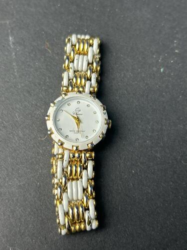 VERY SMALL Classic Women&rsquo;s Quartz Watch With Gold & White Bracelet