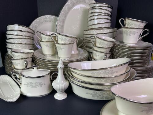 Gorgeous Lenox Snow Lily Fine China Dinnerware Set In Great Condition