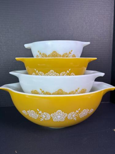 Vintage Pyrex Butterfly Gold Mixing Bowl Set