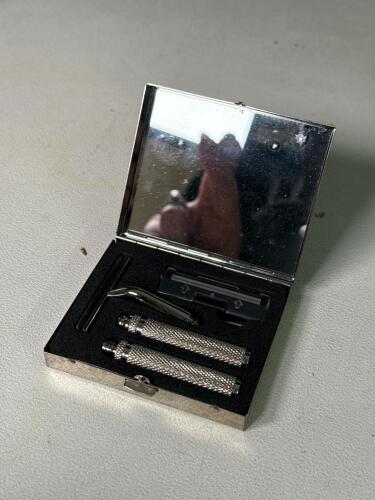 1995 Looney Tunes Taz Safety Razor Travel Set with Metal Case and Mirror