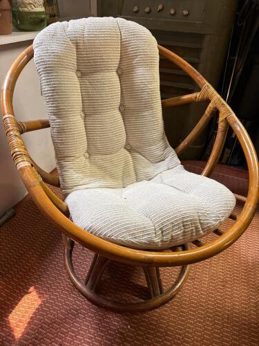 Rattan Swivel Lounge Chair with Off-White Cushion