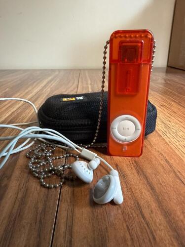 Apple iPod Shuffle 1st Gen White/Orange with Case
