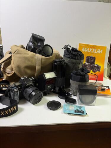 Minolta Maxxum 7000 35mm SLR Film Camera Kit in Carrying Case