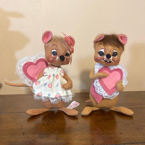 Collectible Vintage 1989-1981 Annalee Valentine Heart Mice Pair