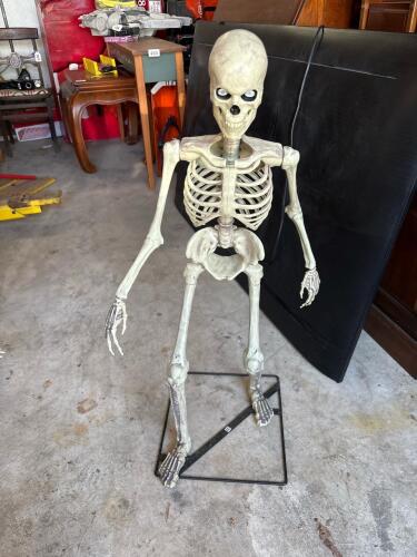 Xinfan Animated Skeleton Prop with Light-Up Eyes & Stand
