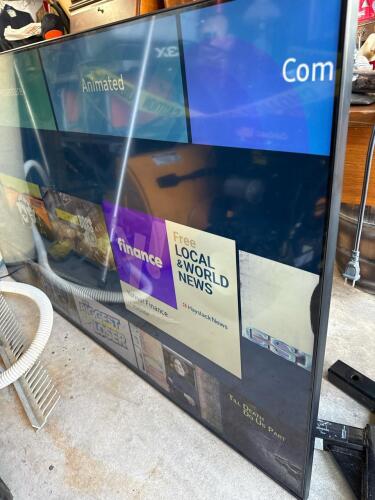 Samsung 70" 4K UHD LED Smart TV With Wall Mount Kit