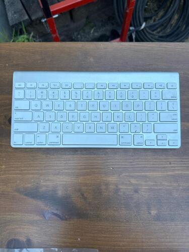Apple A1314 Wireless Bluetooth Keyboard