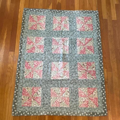 Pinwheel Pattern Lap Quilt - 37" x 48"