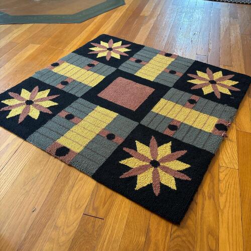 Hand-Hooked Wool Rug with Geometric Floral Design, 2'8" x 2'8"