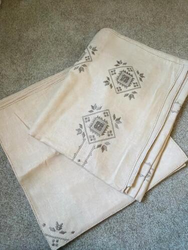 Embroidered Linen Tablecloths and Napkins