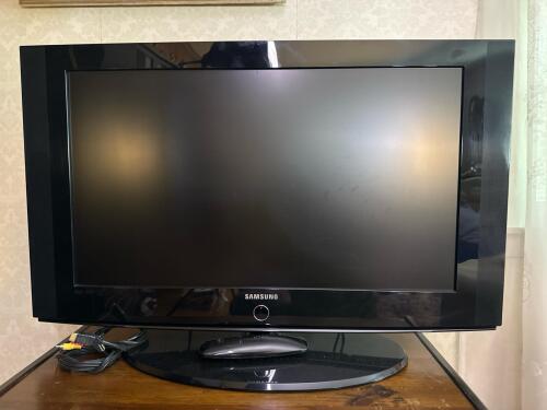 Samsung LN32A330J1N LCD TV with Remote and Cables