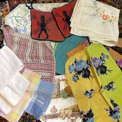 Assorted Vintage Kitchen Linens & Aprons