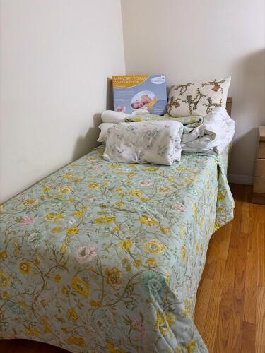 Mixed Bedding Lot: Memory Foam Pillow and Comforters