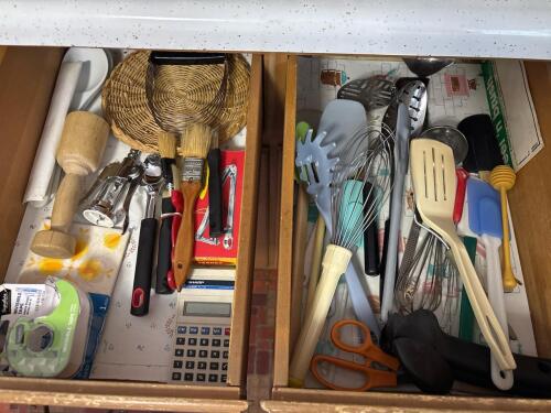 Assorted Kitchen Utensil Lot 2 Drawer Set