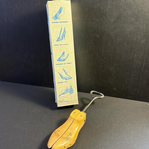 Belcher Wooden Shoe Stretcher Size 2 &ndash; Universal Fit