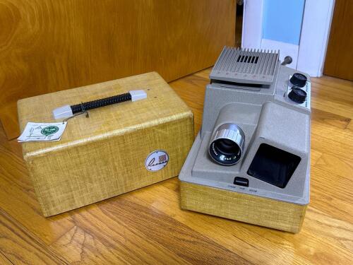 Revere 555 Auto Magazine Slide Projector with Case