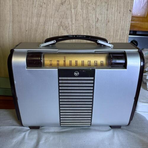 Vintage RCA Victor Portable Tube Radio
