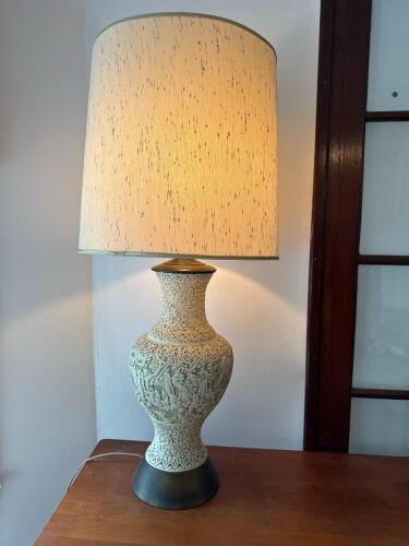 Vintage-Style Table Lamp With Ornate Base