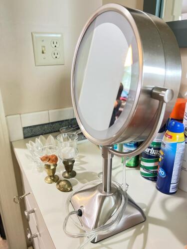 Lighted Magnifying Mirror with Decor