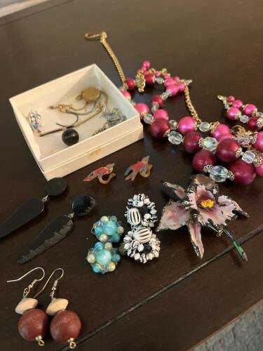 Small Lot of Vintage Costume Jewelry