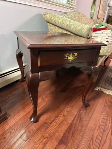Null Manufacturing Queen Anne Style End Table