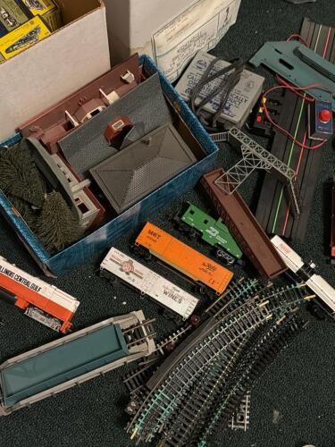 AHM HO Scale Burlington Northern Caboose, Freight Cars, Track, and Accessories