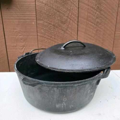 Lodge Cast Iron Dutch Oven with Lid