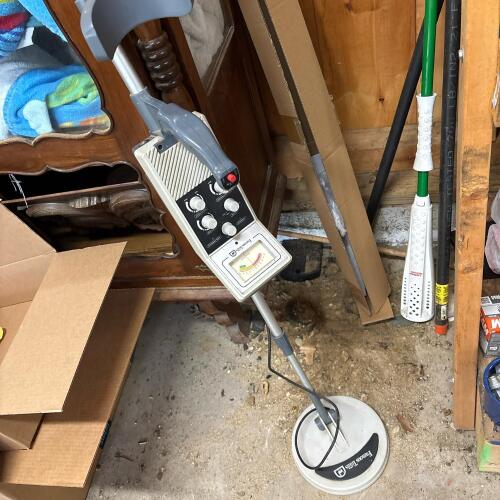 Famous Trails MD-7012 Metal Detector