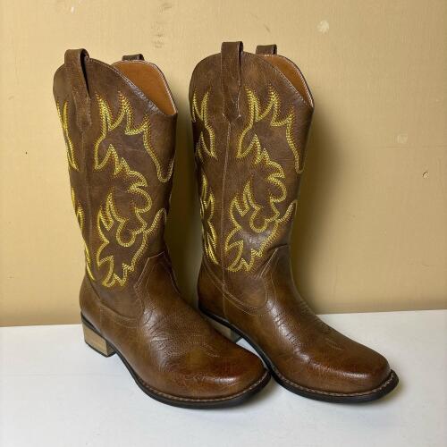 Western Cowboy Boots With Decorative Yellow Stitching