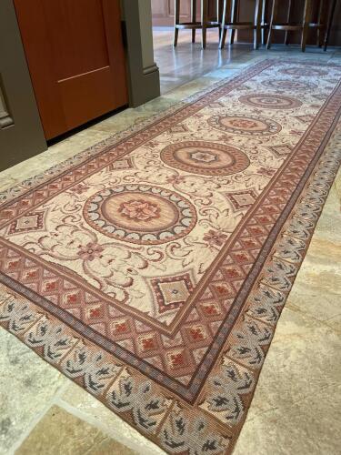 Lovely Runner Rug in Traditional Medallion-Style Pattern 2' 10" x 9' 10"