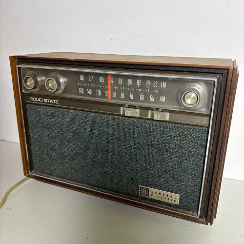 General Electric Solid State AM/FM Table Radio