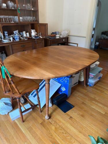 Oval Drop Leaf Dining Table in Traditional Style