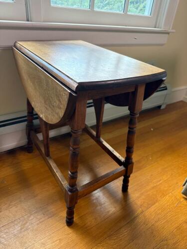 Gateleg Drop-Leaf Table in Traditional Style