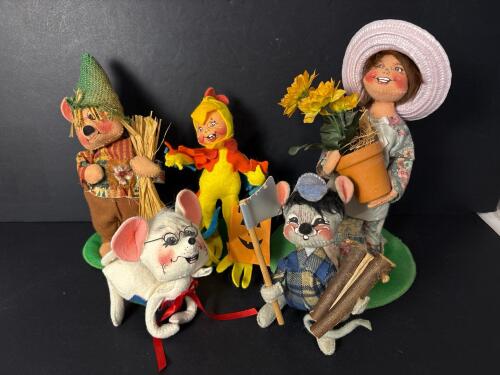 Five Annalee Mobilitee Dolls Plush Figures, Late 20th Century-Style