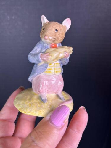 Cute Beatrix Potter Beswick Johnny Town-Mouse Eating Corn Figurine